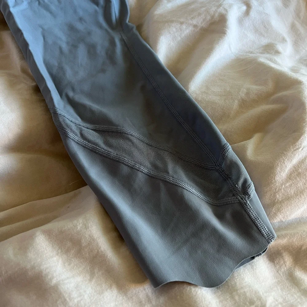 NWOT Lululemon Wunder Under HR Crop 23” Scallop Chambray - Picture 8 of 9